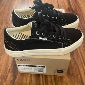 NIB TAOS SNEAKERS 8.5